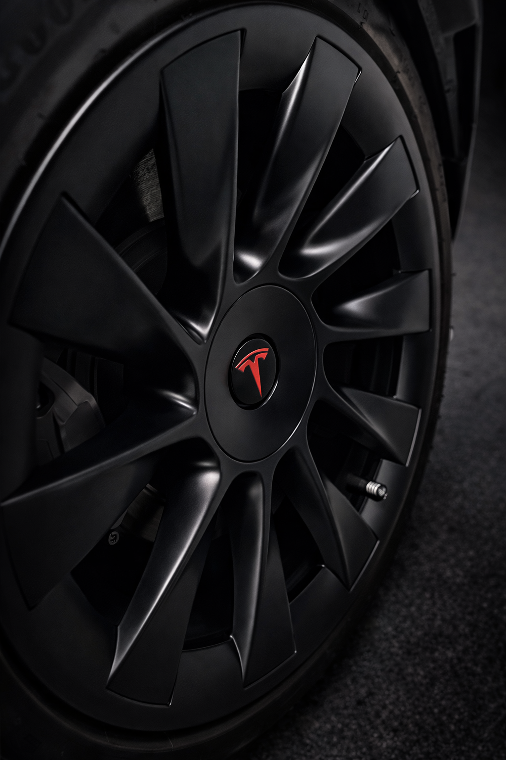 Voltique™ AeroSnap Wheel Covers – Model 3 / Model Y 20" Matte Black (Set of 4)